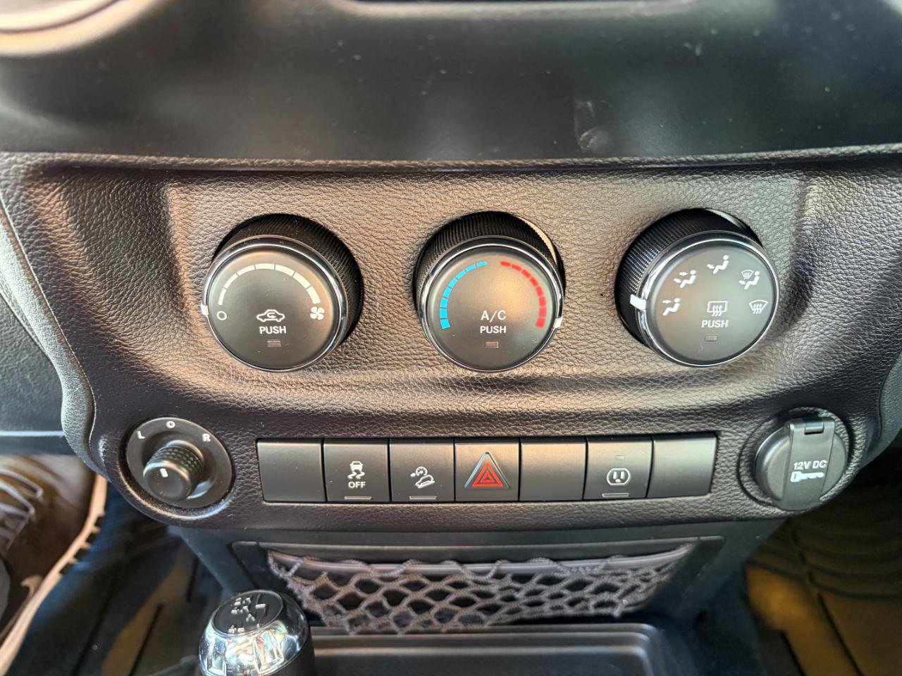 Used 2016 Jeep Wrangler Unlimited Sahara w/ Connectivity Group AWD/4WD image 17