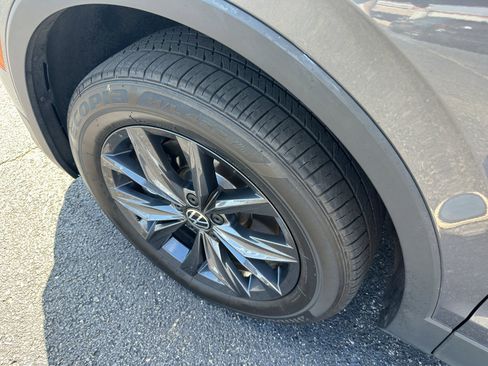 Used 2024 Volkswagen Tiguan SE image 8