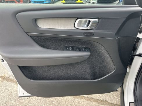 Used 2025 Volvo XC40 B5 Plus image 27
