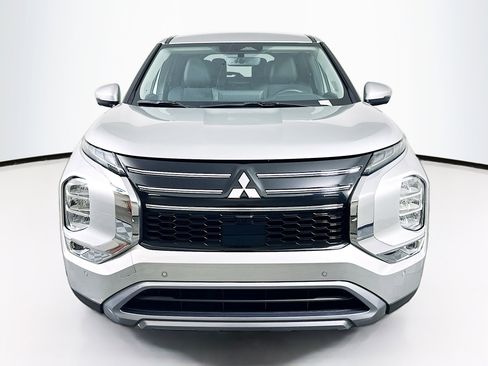 Used 2025 Mitsubishi Outlander SE image 2