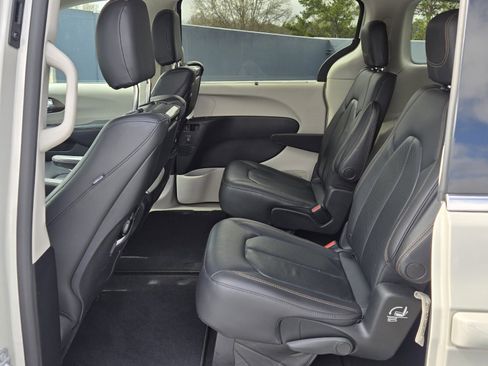 Used 2017 Chrysler Pacifica Touring-L Plus w/ Advanced Safetytec Group image 4