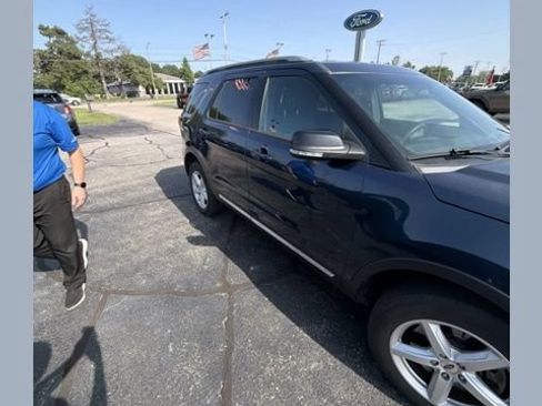 Used 2017 Ford Explorer XLT AWD/4WD image 1