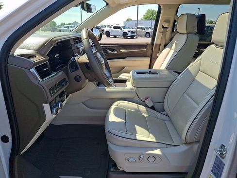 Used 2024 GMC Yukon XL Denali w/ Denali Reserve Package AWD/4WD image 15