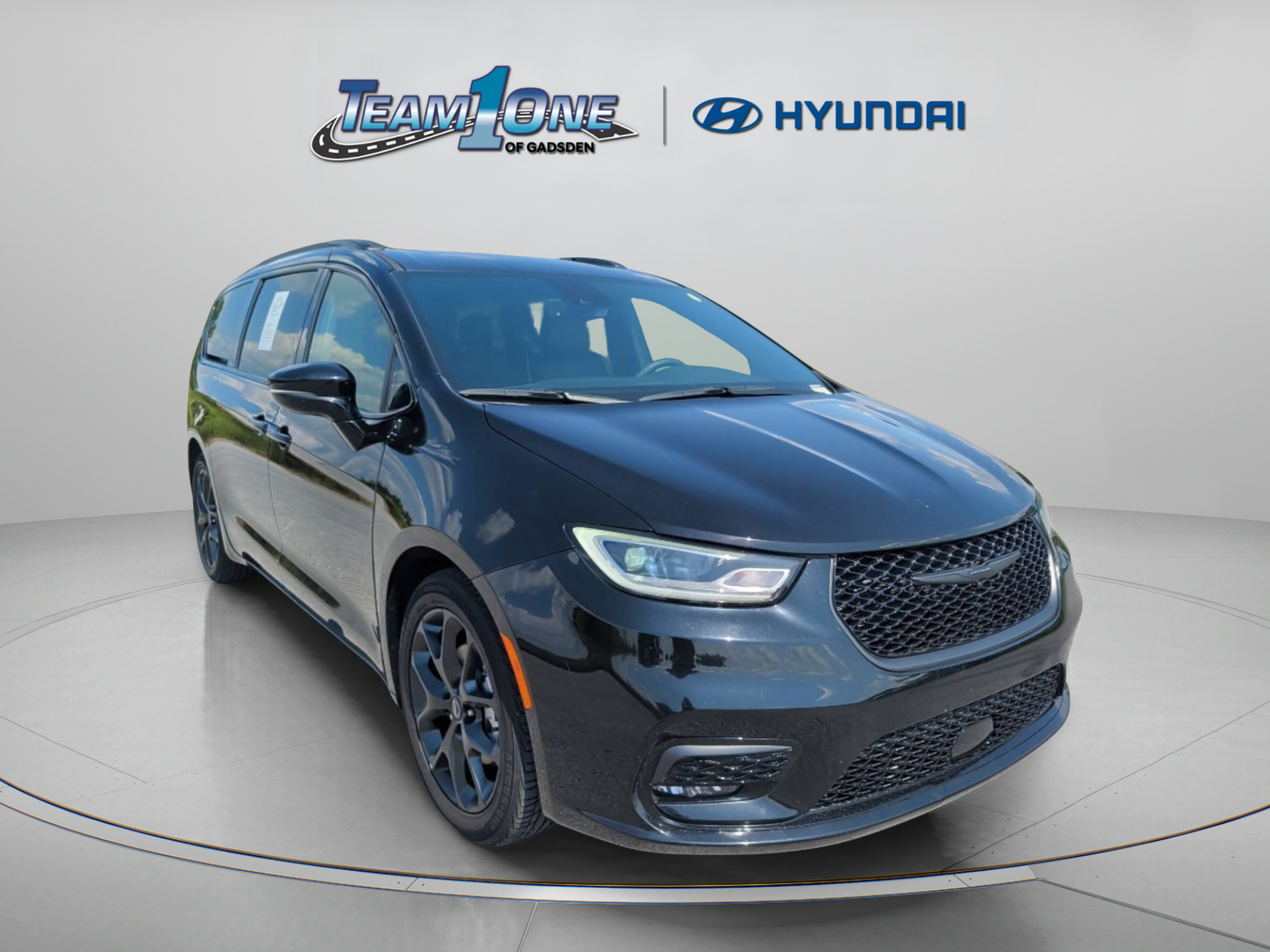 Used 2025 Chrysler Pacifica Limited FWD image 1