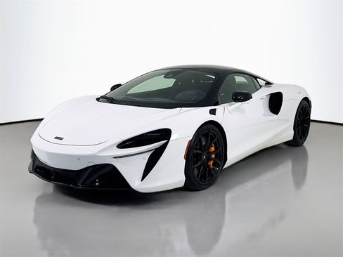 Used 2024 McLaren Artura image 3