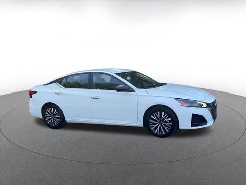 Used 2025 Nissan Altima 2.5 SV FWD image 2