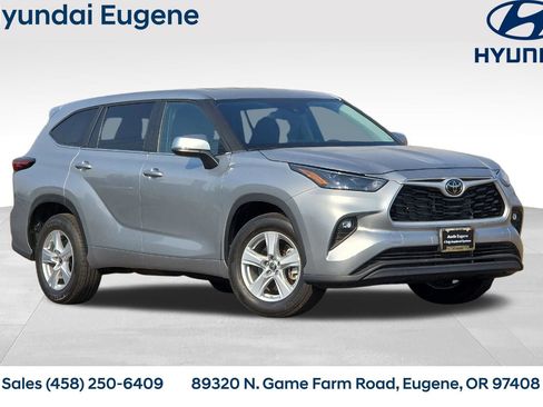 Used 2024 Toyota Highlander LE FWD image 1