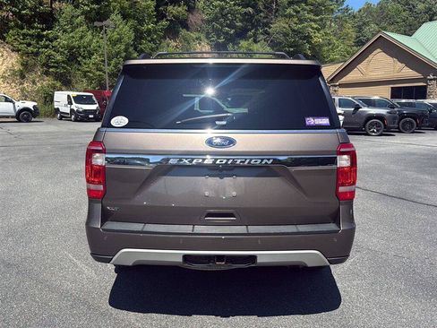 Used 2019 Ford Expedition XLT w/ Equipment Group 202A AWD/4WD image 4