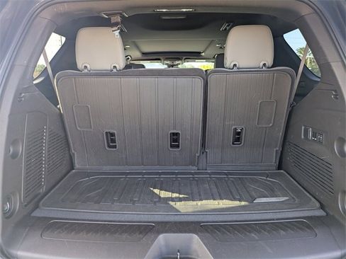 Used 2023 GMC Yukon SLT w/ SLT Luxury Package image 12