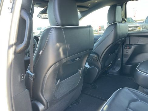 Used 2025 Chrysler Pacifica Limited image 53