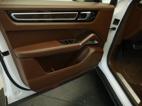 Certified 2023 Porsche Cayenne Turbo AWD/4WD image 4