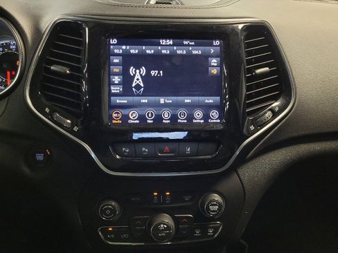 Used 2019 Jeep Cherokee Limited w/ Technology Group image 25