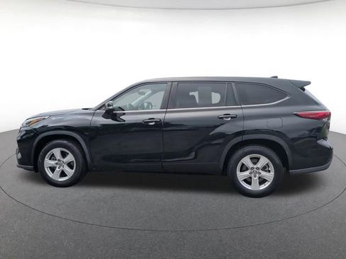 Used 2023 Toyota Highlander L FWD image 3