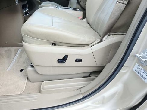 Used 2015 Chrysler Town & Country Touring FWD image 33