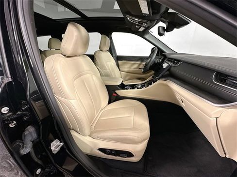 Used 2023 Jeep Grand Cherokee L Limited w/ Black Appearance Package image 32