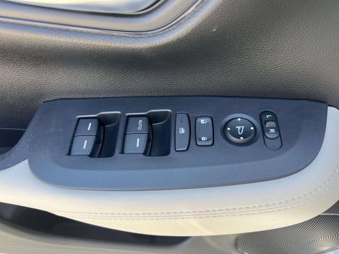 Used 2023 Honda HR-V LX image 16