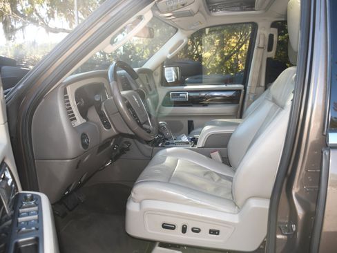 Used 2017 Lincoln Navigator Select image 8