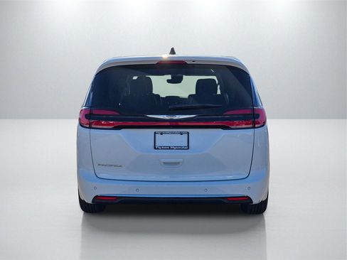 Used 2024 Chrysler Pacifica Touring-L image 6