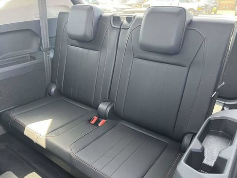 Used 2024 Volkswagen Tiguan SE FWD image 16