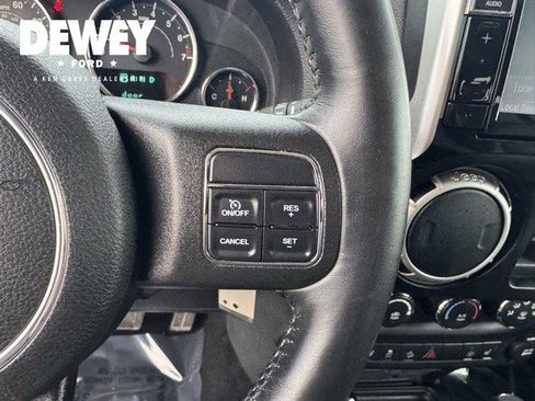 Used 2016 Jeep Wrangler Unlimited Rubicon image 15