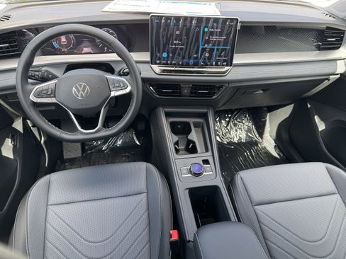 New 2025 Volkswagen Tiguan SE image 12
