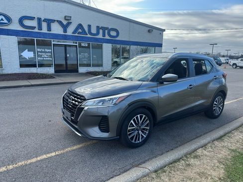 Used 2023 Nissan Kicks SV image 2