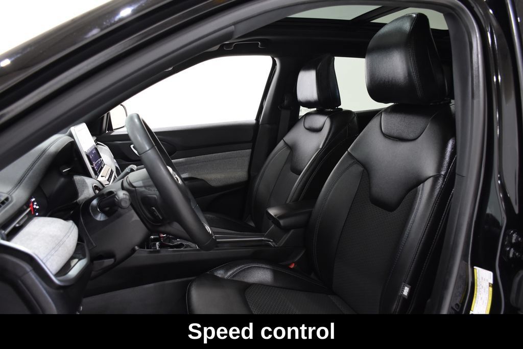 Used 2025 Jeep Compass Latitude w/ Sun & Sound Group AWD/4WD image 28