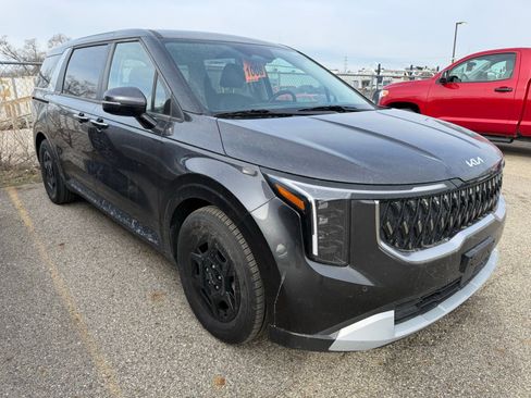 Used 2025 Kia Carnival image 1