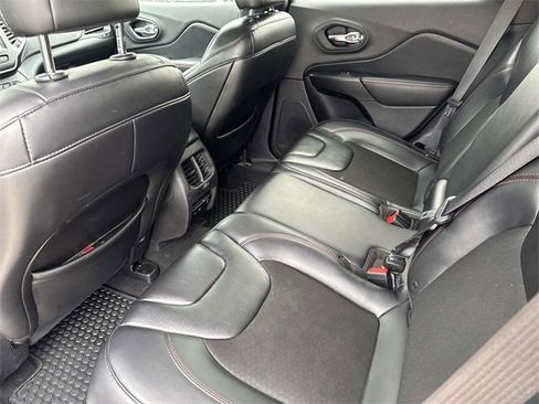 Used 2019 Jeep Cherokee Trailhawk image 13