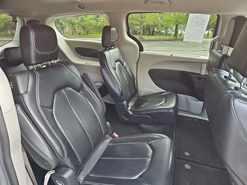 Used 2023 Chrysler Pacifica Touring-L FWD image 17
