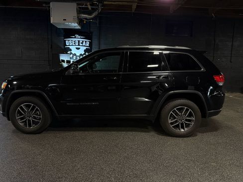 Used 2019 Jeep Grand Cherokee Laredo w/ 18" Wheel & 8.4" Radio Group AWD/4WD image 3