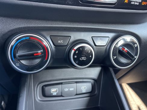 Certified 2025 Hyundai Venue SE image 12