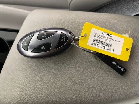 Used 2025 Hyundai Elantra Limited FWD image 26