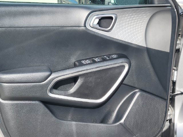 Certified 2025 Kia Soul LX w/ LX Technology Package FWD image 10