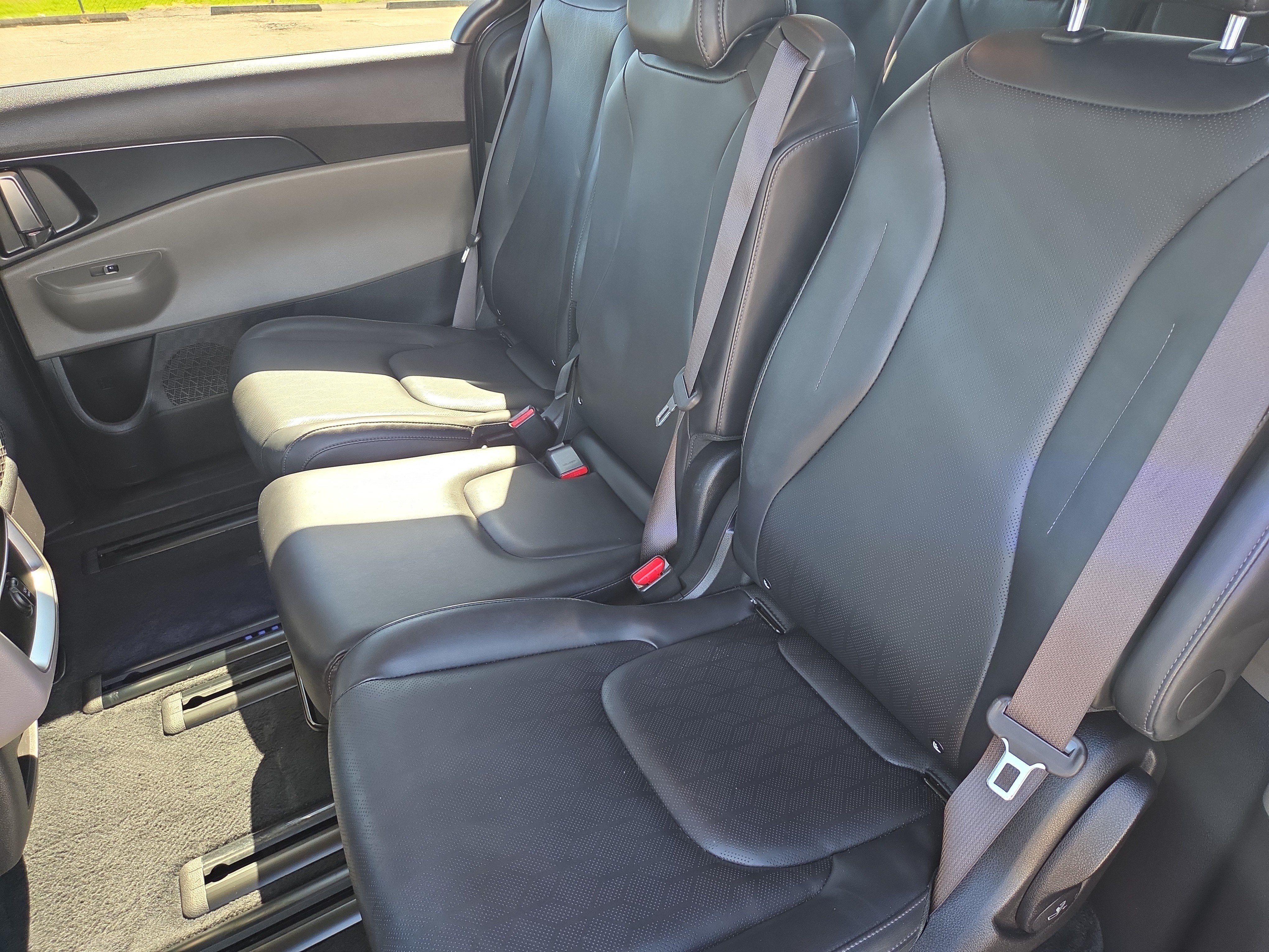 Used 2025 Kia Carnival FWD image 7