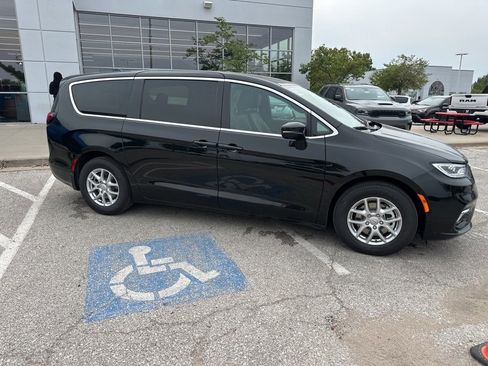 New 2026 Chrysler Pacifica Select image 40