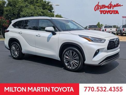Used 2022 Toyota Highlander Platinum FWD image 1