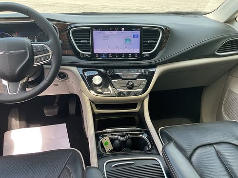 Used 2023 Chrysler Pacifica Limited FWD image 12