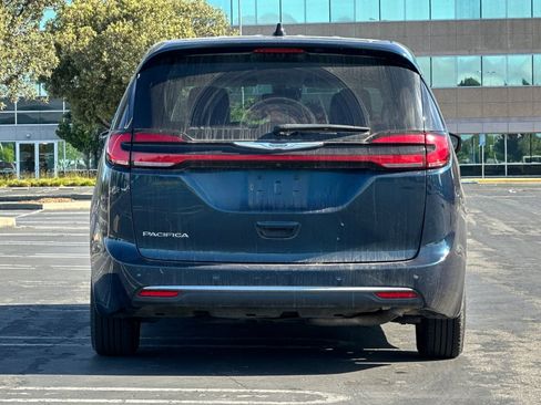 Used 2023 Chrysler Pacifica Touring-L FWD image 5