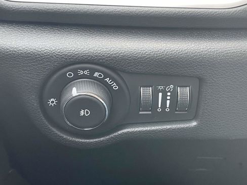 Used 2025 Chrysler Pacifica Select image 24