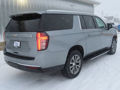 Used 2024 Chevrolet Suburban LT w/ Luxury Package image 3