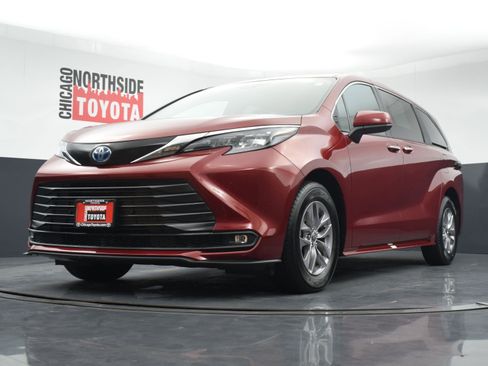 Used 2025 Toyota Sienna XLE FWD image 35