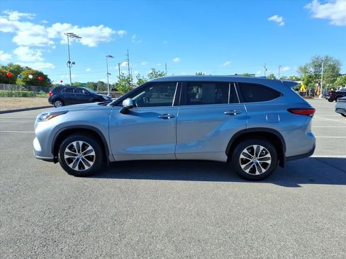 Used 2023 Toyota Highlander XLE FWD image 8