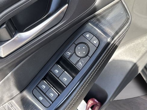 Used 2025 Nissan Rogue SV FWD image 19