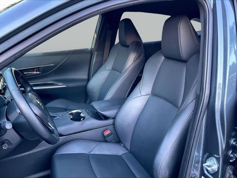 Certified 2022 Toyota Venza XLE image 7