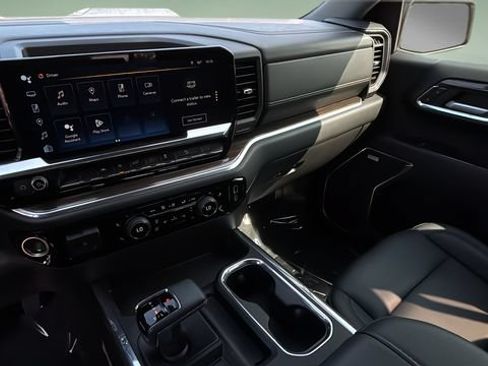 Used 2025 Chevrolet Silverado 1500 LT Trail Boss w/ Convenience Package II AWD/4WD image 25