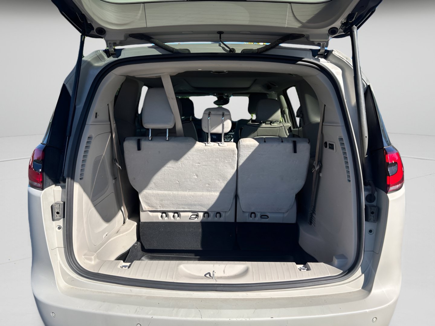 Used 2021 Chrysler Pacifica Limited w/ Uconnect Theater Family Group AWD/4WD image 11