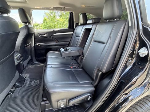 Used 2019 Toyota Highlander XLE AWD/4WD image 34