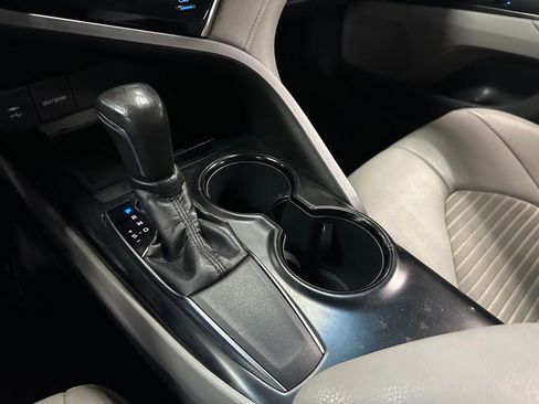 Used 2018 Toyota Camry SE FWD image 21