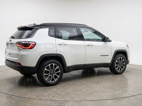 Used 2025 Jeep Compass Trailhawk w/ Trailer Tow Group AWD/4WD image 9